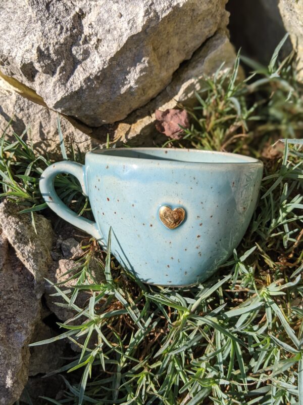 Turkusowa filiżanka ze złotym serduszkiem