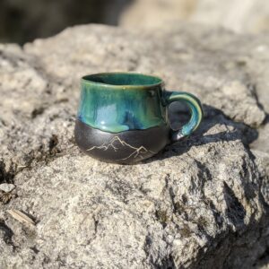 Filiżanka z górami szmaragdowa