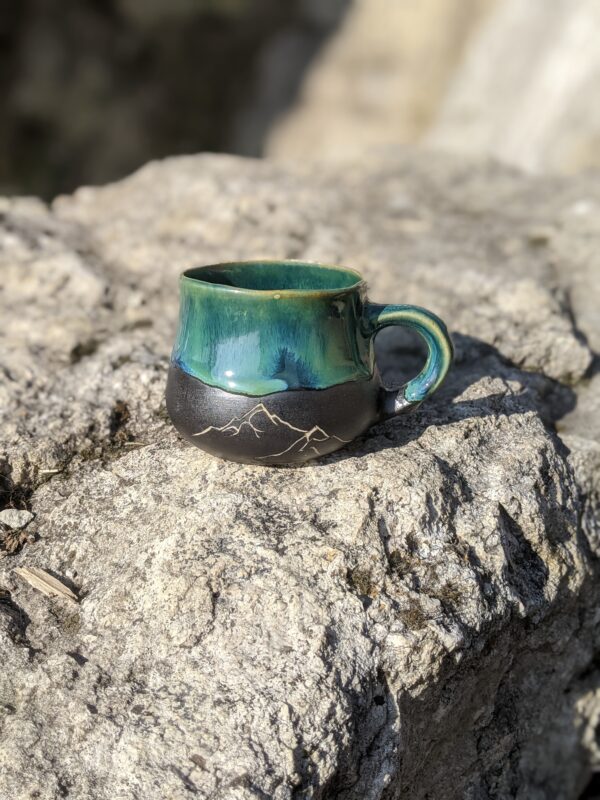 Filiżanka z górami szmaragdowa
