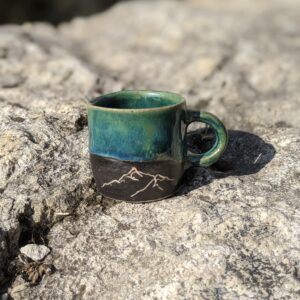 Filiżanka espresso z górami szmaragdowa