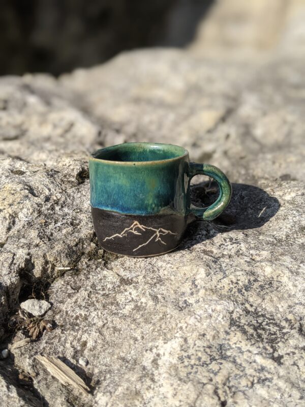 Filiżanka espresso z górami szmaragdowa